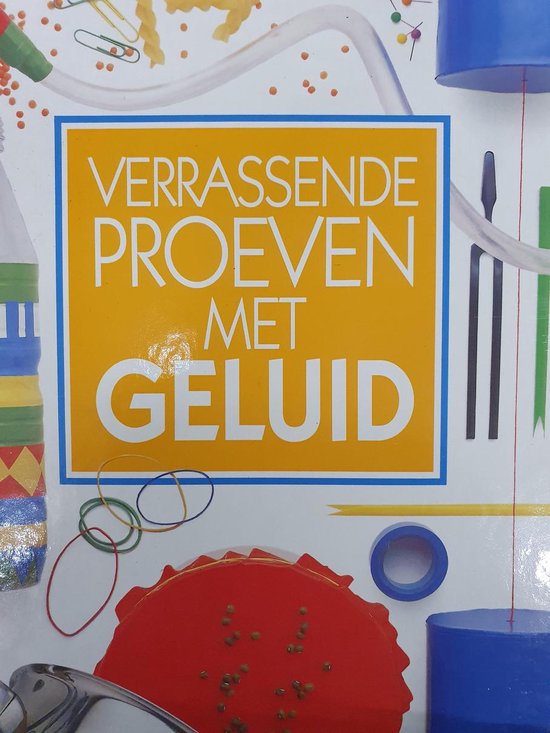Boekomslag met de titel 'Verrassende proeven met geluid' in witte letters op een gele achtergrond, omringd door experimentele materialen.