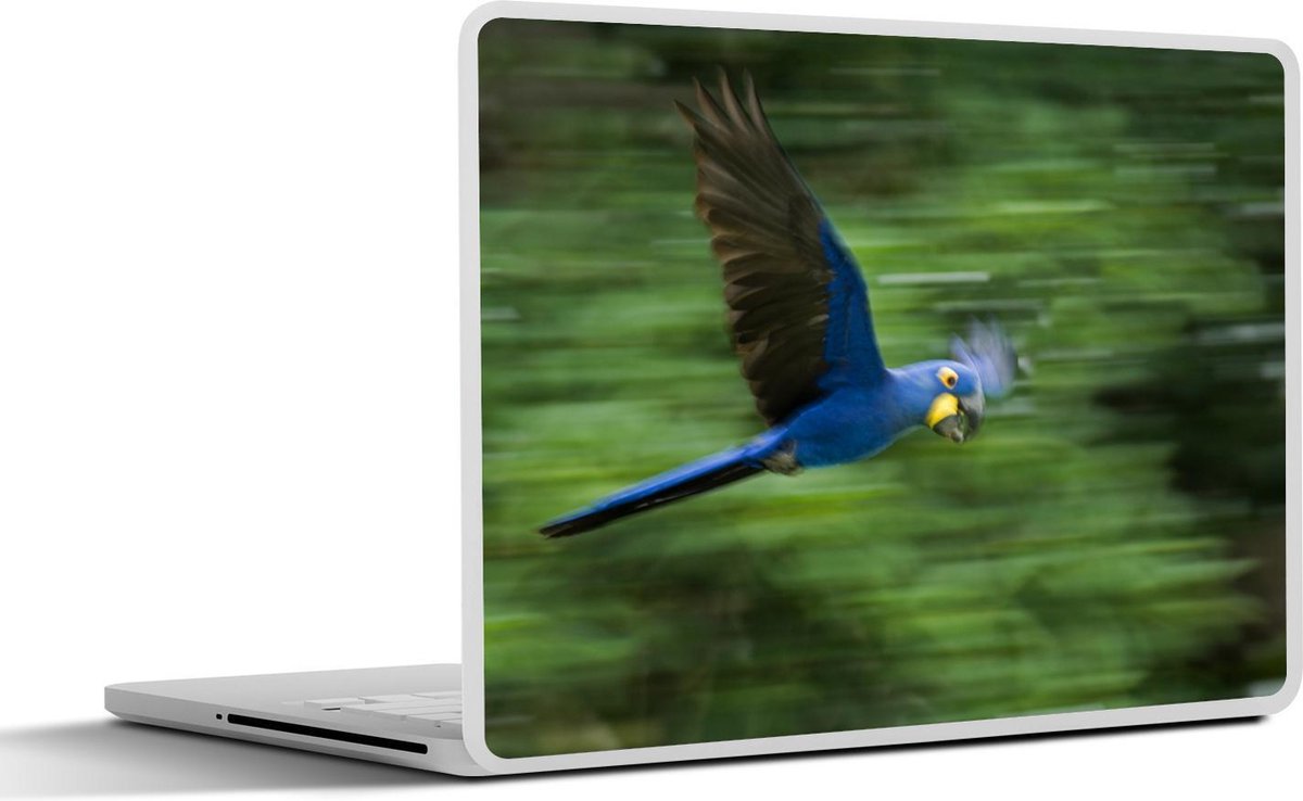 Afbeelding van product SleevesAndCases  Laptop sticker - 15.6 inch - Een hyacint ara vliegt door de bossen bij een vervaagde achtergrond