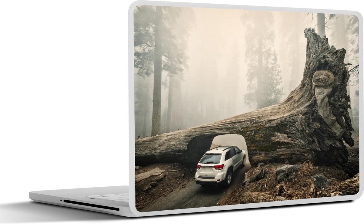 Afbeelding van product SleevesAndCases  Laptop sticker - 15.6 inch - SUV rijdt onder een boomstam door in het Nationaal park Sequoia
