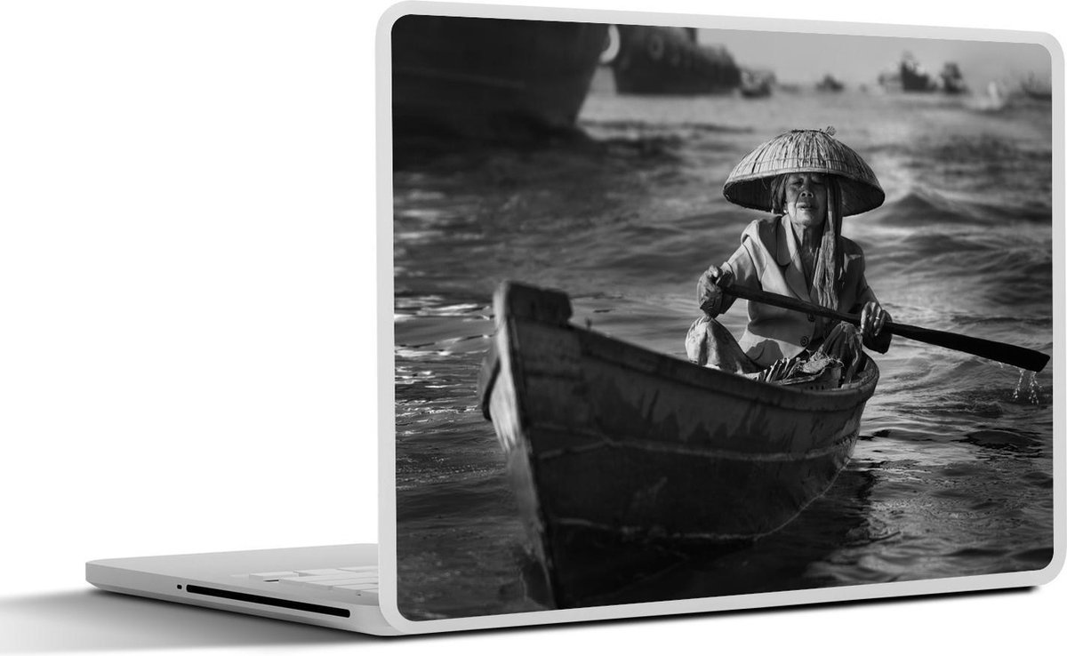 Afbeelding van product SleevesAndCases  Laptop sticker - 13.3 inch - Een Indonesische vrouw zit in een boot in zwart-wit