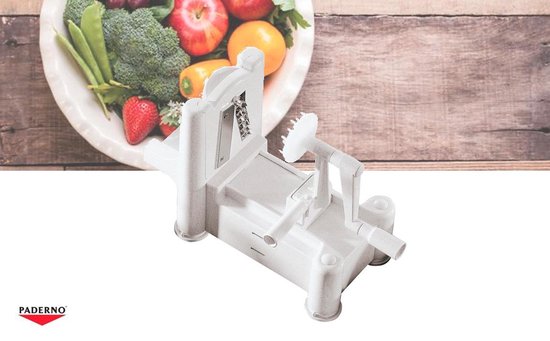 Een witte Paderno spiraalsnijder met een kom groenten en fruit op de achtergrond.