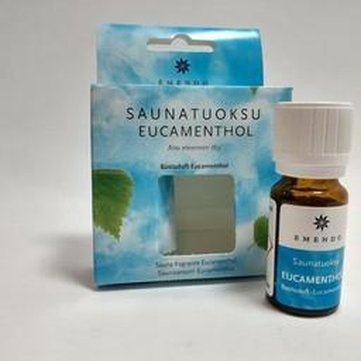 Eucamenthol versé sur des cristaux d'eucalyptus et de menthol