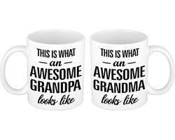 Awesome grandma en grandpa looks like - koffiemok - Cadeautje/ cadeau beker set - voor Opa en Oma