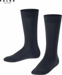 Twee donkerblauwe kniekousen van FALKE met een fijn ribbelpatroon en elastische boord.