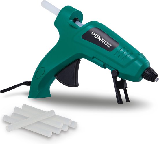 Groen VONROC lijmpistool met snoer en een stapeltje lijmsticks.