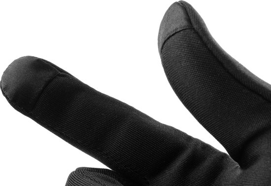 Close-up van zwarte verwarmde handschoen, focus op de vingertoppen met touch-functie.