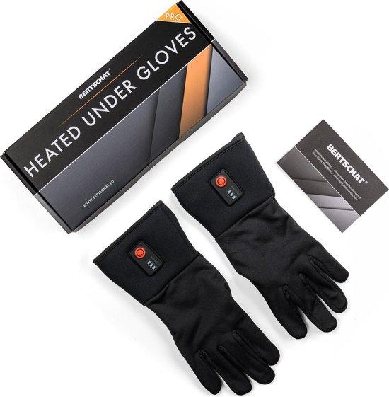 Zwarte verwarmde handschoenen met bedieningselementen, naast de verpakking en een kaartje.
