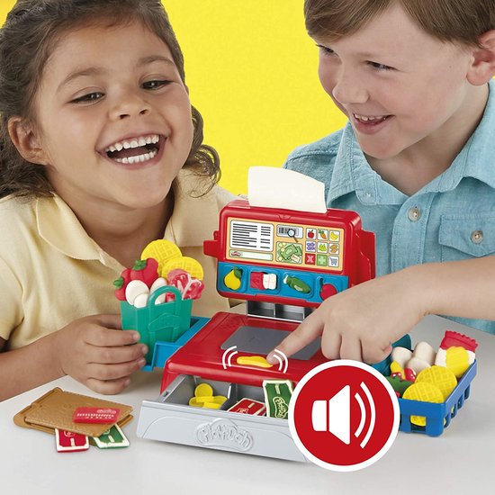 Twee lachende kinderen spelen met een rode en blauwe Play-Doh kassa met speelgoedfruit en groenten.