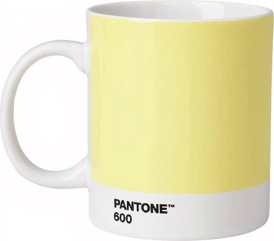 Lichtgele mok met witte onderkant en handvat, met PANTONE 600 op de onderkant.