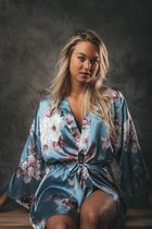 Kimono dames satijn - Plus maat - grijsblauw met roze bloemenprint - geschikt voor maten L, XL en XXL - nachtkleding, ochtendjas - Luxe cadeau vrouw