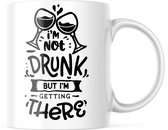Mok met tekst: I'm not drunk but I'm getting there | Grappige mok | Grappige Cadeaus