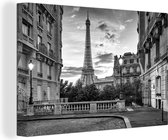 Tableau sur toile Vue de la Tour Eiffel depuis une rue de Paris - noir et blanc - 30x20 cm - Décoration murale