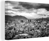 Canvas Schilderij Wolkendek boven Sarajevo Bosnië en Herzegovina - zwart wit - 60x40 cm - Wanddecoratie