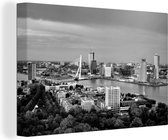 Canvas Schilderij Rotterdam en de Erasmusbrug vanuit vogelvluchtperspectief - zwart wit - 120x80 cm - Wanddecoratie