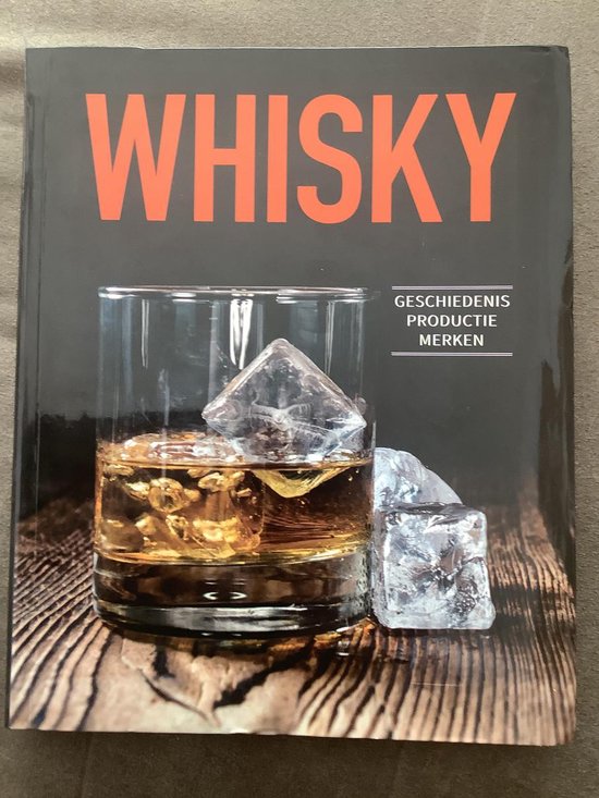 Boekomslag met "WHISKY" in grote oranje letters. Een glas whisky met ijsblokjes op een houten ondergrond.