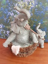 Olifanten beeldje moeder olifant in de tobbe en kind wast haar van Clayre&Eef  13x13x9 cm