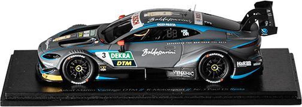 De 1:43 Diecast Modelcar van de Aston Martin Vantage #3 van het DTM Season