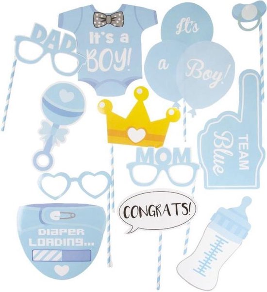 Blauwe baby shower fotoprops set met romper 'It's a Boy', kroon, fopspeen en 'Diaper Loading'-bordje.