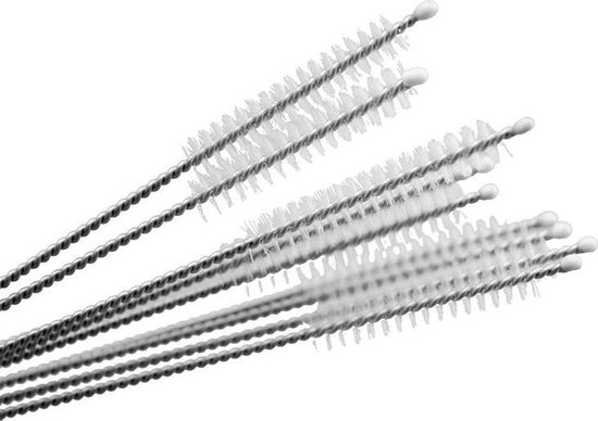 Close-up van de borstelkop van een rietjesborstel met witte borstelharen en een metalen spiraal.