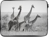 Laptophoes 15.6 inch - Giraffe familie in zwart-wit - Laptop sleeve - Binnenmaat 39,5x29,5 cm - Zwarte achterkant