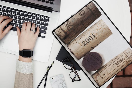 Housse ordinateur 13 pouces 34x24 cm - Liège - Housse Macbook & Laptop Quatre bouchons sur fond blanc - Housse ordinateur portable avec photo