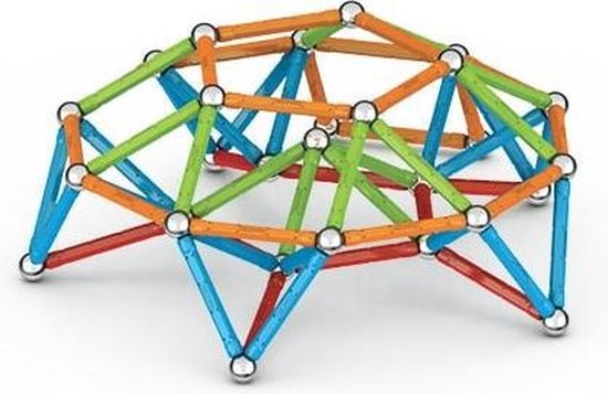 Een ronde, koepelvormige constructie van Geomag in blauw, groen, oranje en rood.