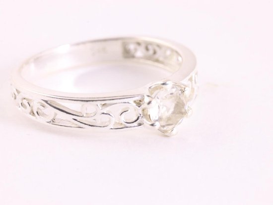 Fijne opengewerkte zilveren ring met bergkristal - maat 17
