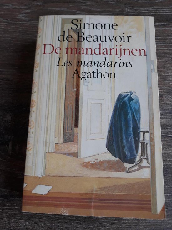 Boek kaft met de titel 'De mandarijnen'. Illustratie van een blauw omhulde stoel en een interieur.