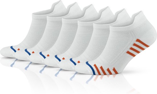 Zes paar witte sportsokken met oranje en blauwe strepen.