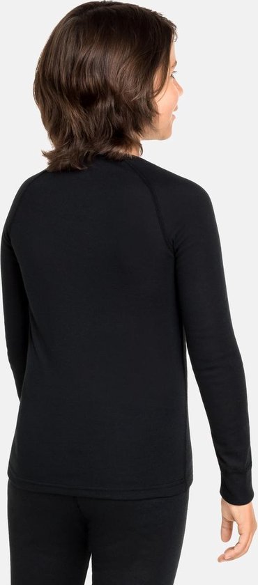 Jongen in zwart thermoshirt met lange mouwen en zwarte broek, van achteren gezien.