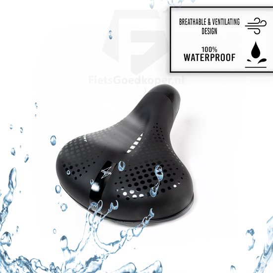 Zwart fietszadel met perforaties, "SPORT" & "VOLTANO" logo's, omringd door waterdruppels. Tekst "BREATHABLE & VENTILATING DESIGN", "100% WATERPROOF".