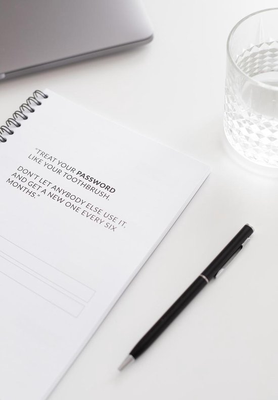 Close-up van een wit notitieboek met tekst en een pen ernaast.