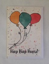 Hiep Hiep Hoera! Een mooie kleurrijke wenskaart met drie ballonnen voor de jarige. Op de achtergrond bevinden zich kleurrijke stippen. Deze wenskaart is inclusief envelop en in folie verpakt.