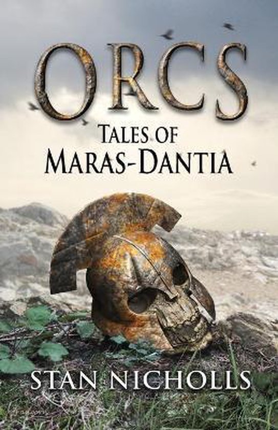 Boekcover met de titel 'ORCS TALES OF MARAS-DANTIA' van Stan Nicholls. Een verweerd, oranje-bruin helm ligt op de voorgrond, met een wazige, stadse achtergrond.
