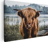 Artaza Canvas Schilderij Schotse Hooglander Koeienkop Bij Een Meer - 120x80 - Groot - Foto Op Canvas - Wanddecoratie Woonkamer