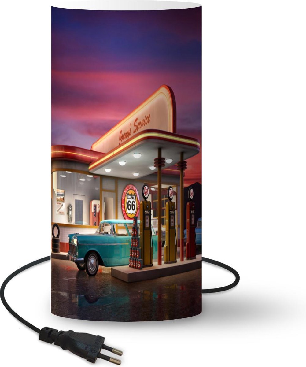 Lamp - Nachtlampje - Tafellamp slaapkamer - Tankstation - Auto - Vintage - 54 cm hoog - Ø24.8 cm - Inclusief LED lamp