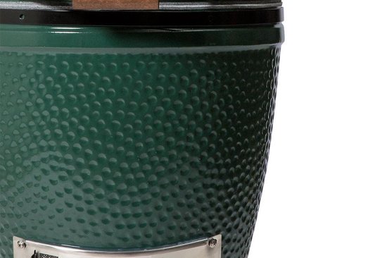 Detail van een donkergroene Big Green Egg barbecue met kenmerkende honingraatstructuur.