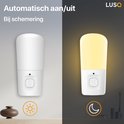 Witte LUSQ nachtlamp naast elkaar: links uit, rechts aan met zacht geel licht. "Automatisch aan/uit bij schemering".