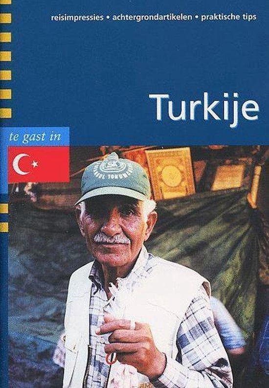 Boekomslag met Turkse vlag, titel 'Turkije' en portret van een man met pet en vest.