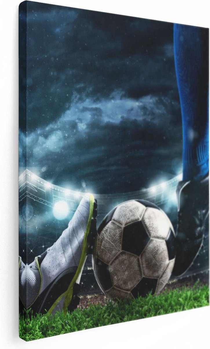 Artaza Canvas Schilderij Voetbal Sliding Op De Bal In Het Stadion - 60x80 cm - Wanddecoratie Woonkamer - Schilderijen - Muurdecoratie