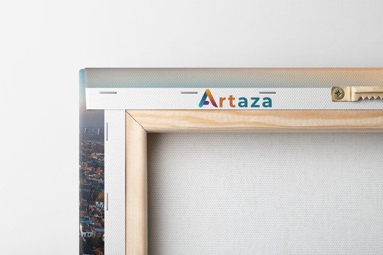 L'arrière d'une peinture sur toile avec le logo Artaza, un cadre en bois et un crochet de suspension.