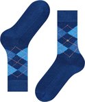 Twee donkerblauwe sokken met een ruitpatroon in verschillende blauwtinten en oranje stiksels.