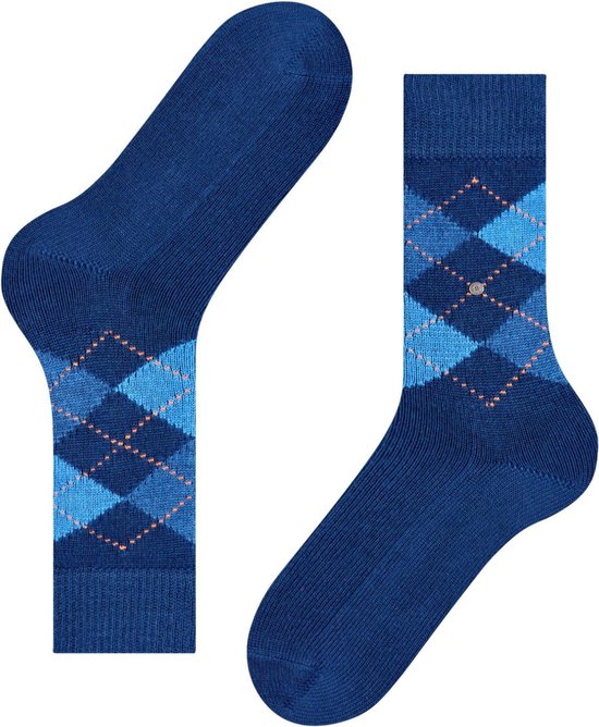 Twee donkerblauwe sokken met een ruitpatroon in verschillende blauwtinten en oranje stiksels.