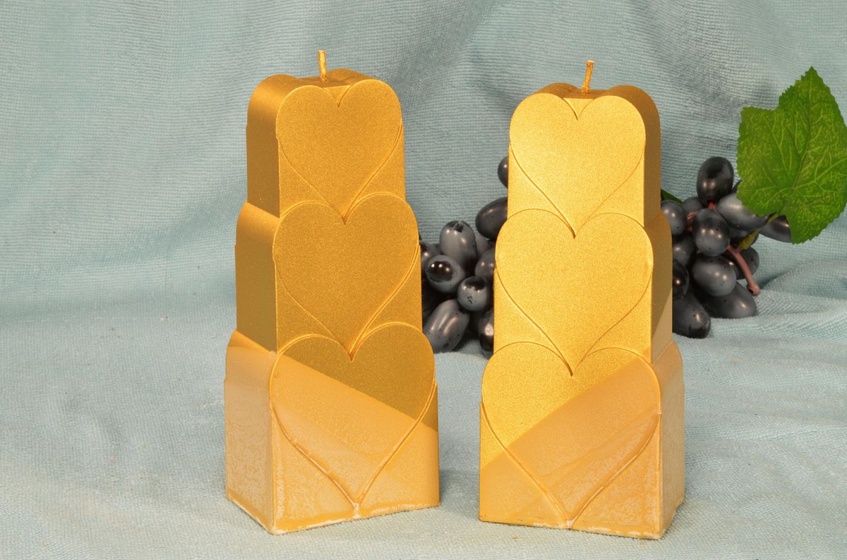 Gestapelde Harten Kaars, GOUD, hoogte: 18cm  - gemaakt door Candles by Milanne - Valentijndag special