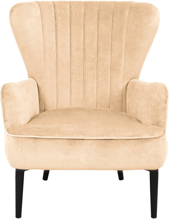 Rechtopstaande beige fauteuil met een gecapitonneerd ontwerp en zwarte poten op een witte achtergrond.