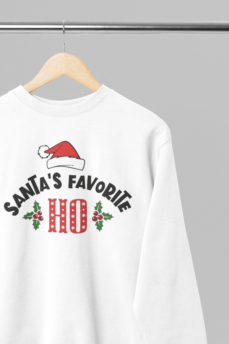 Foute kersttrui - Santa's favorite ho - Wurban Wear | 18+ | Grappige sweater | Leuk cadeau | Unisex sweater | Oversized sweater | Kersttrui heren | Foute kerstkleding | Kerst sweater | Kerst diner | Kersttrui dames | Foute kersttruiendag 2025 | Wit