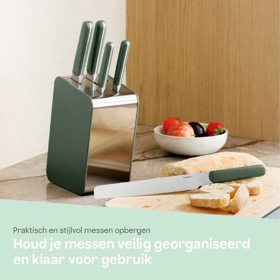 Messenset in een khaki en zilverkleurige houder, met een broodmes op een snijplank met brood, fruit en aardbeien.