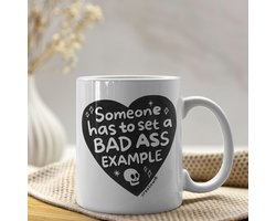 Creasowl® Someone Has to Set a Bad Ass Example Mok – Keramische Witte Koffiemok 330ml - Grappige & Inspirerende Quote - Cadeau voor Vrienden, Familie & Collega’s - Koffie & Thee Mok