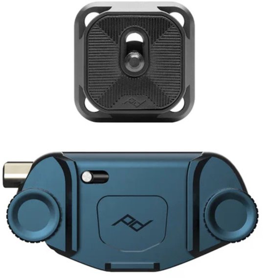 Blauwe Peak Design cameraclip met logo en twee draaiknoppen, naast een zwarte camera-adapterplaat.