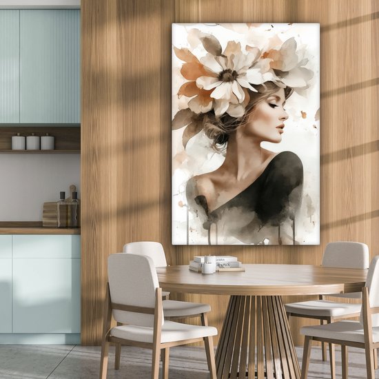 Une femme portant une grande coiffe florale dans des tons doux de beige et de brun, vêtue d'un haut noir.